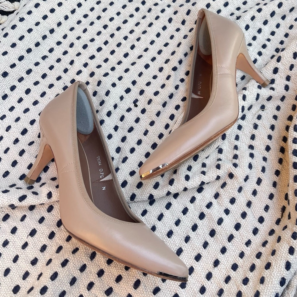 Donald Pliner Leather classic Pumps tan Natural pointed toe sz 7